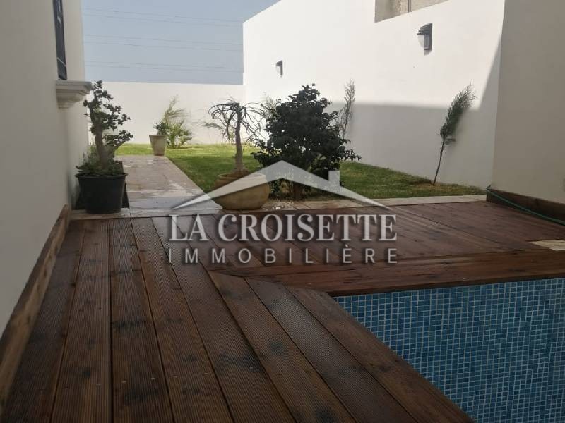 Appartement S+4 avec jardin et piscine à La Soukra 