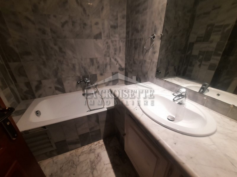 Appartement S+3 semi-meublé vue sur mer à La Marsa 