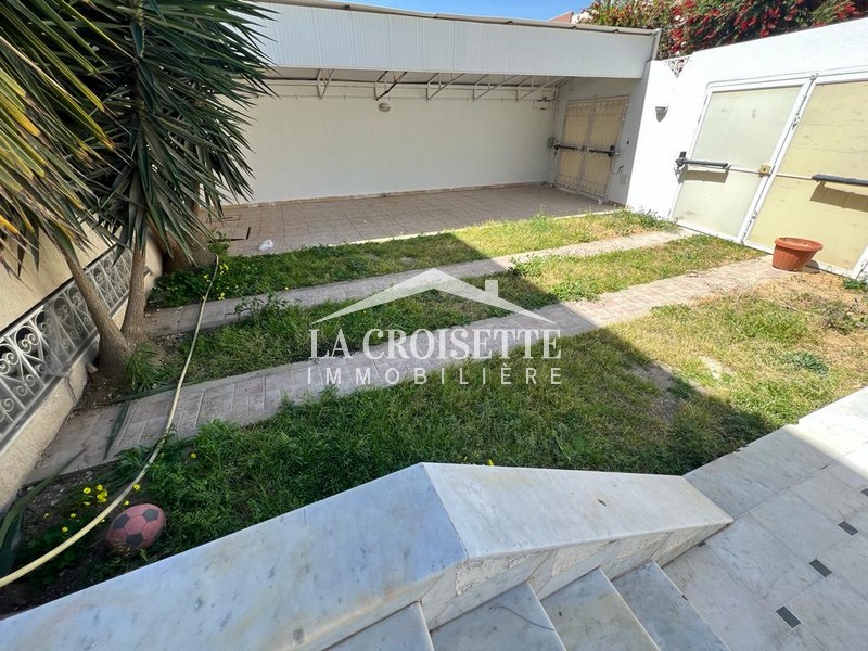 Villa S+4 avec piscine pour un usage bureautique