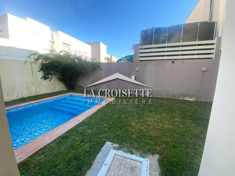 Duplex S+4 avec piscine à La Soukra