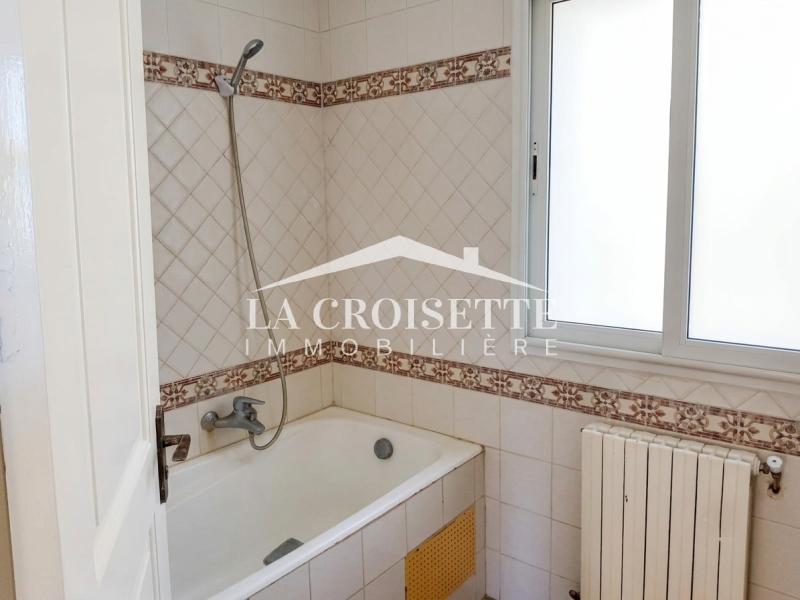 Rez-de-chaussée de villa  S+3 avec jardin à Gammarth
