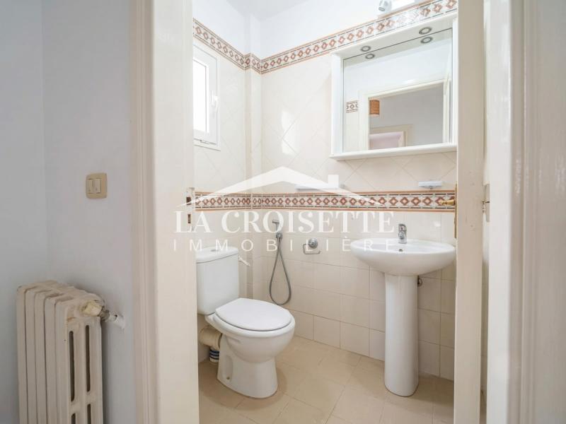 Rez-de-chaussée de villa  S+3 avec jardin à Gammarth