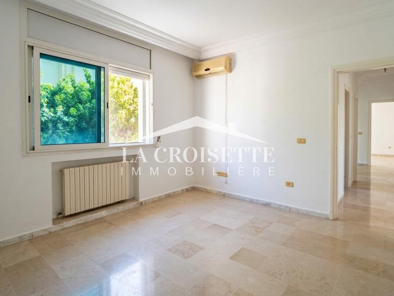 Rez-de-chaussée de villa  S+3 avec jardin à Gammarth