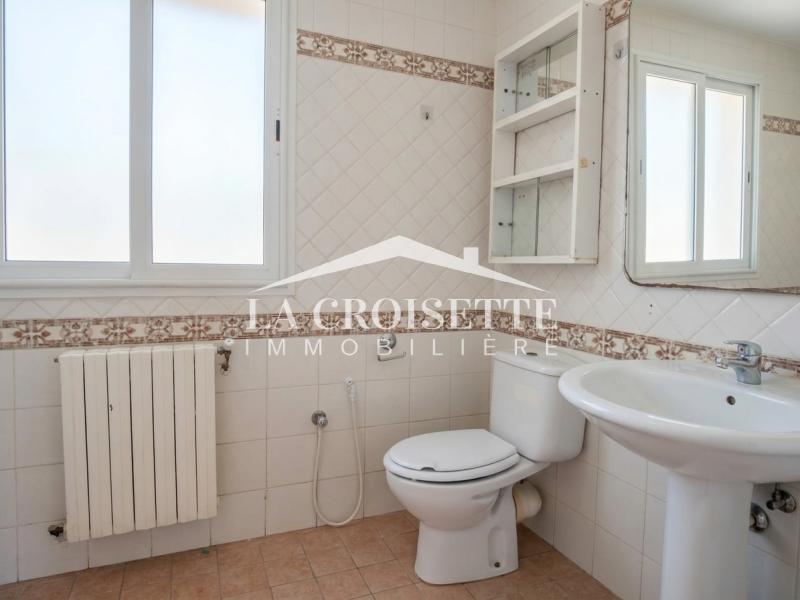 Rez-de-chaussée de villa  S+3 avec jardin à Gammarth
