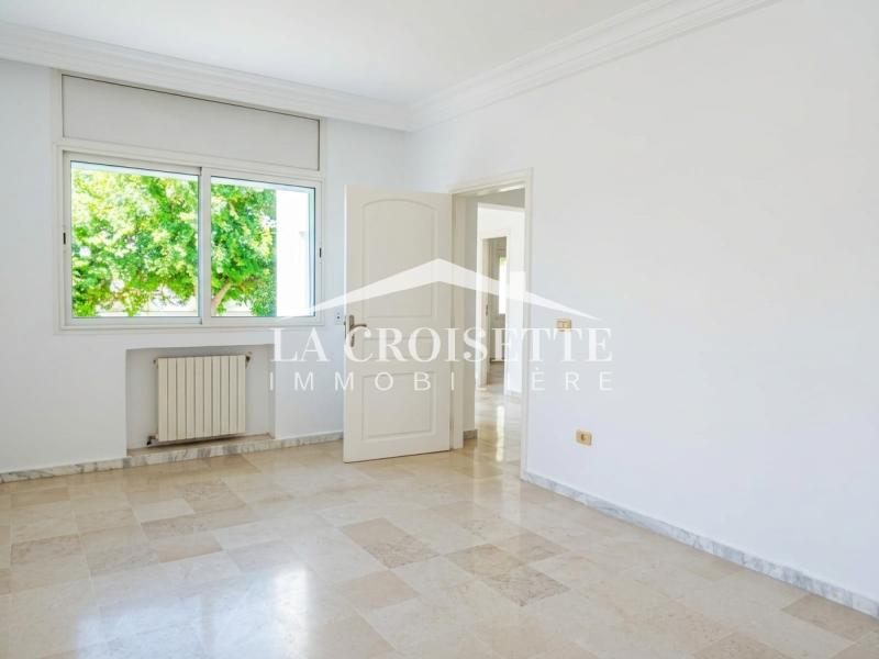 Rez-de-chaussée de villa  S+3 avec jardin à Gammarth