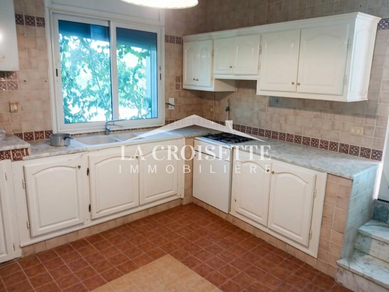 Rez-de-chaussée de villa  S+3 avec jardin à Gammarth