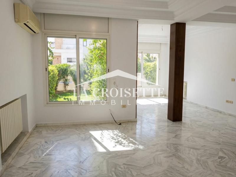 Rez-de-chaussée de villa  S+3 avec jardin à Gammarth