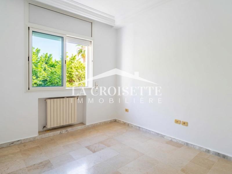 Rez-de-chaussée de villa  S+3 avec jardin à Gammarth