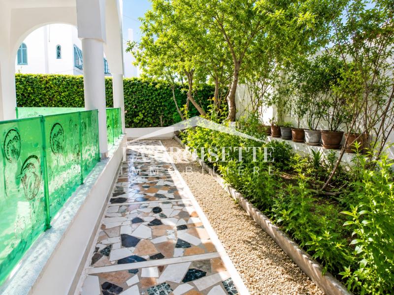 Rez-de-chaussée de villa meublé S+3 avec jardin