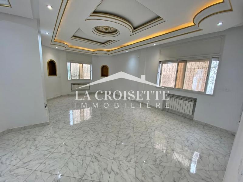 Rez-de-chaussée de villa S+4 avec jardin aux Jardins de Carthage