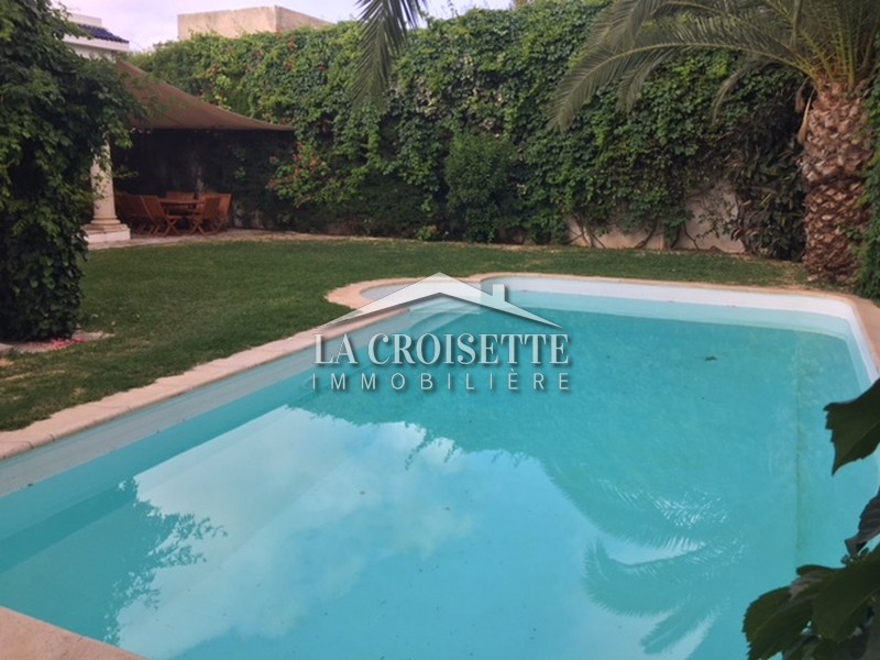 Villa S+4 avec piscine à La Soukra 