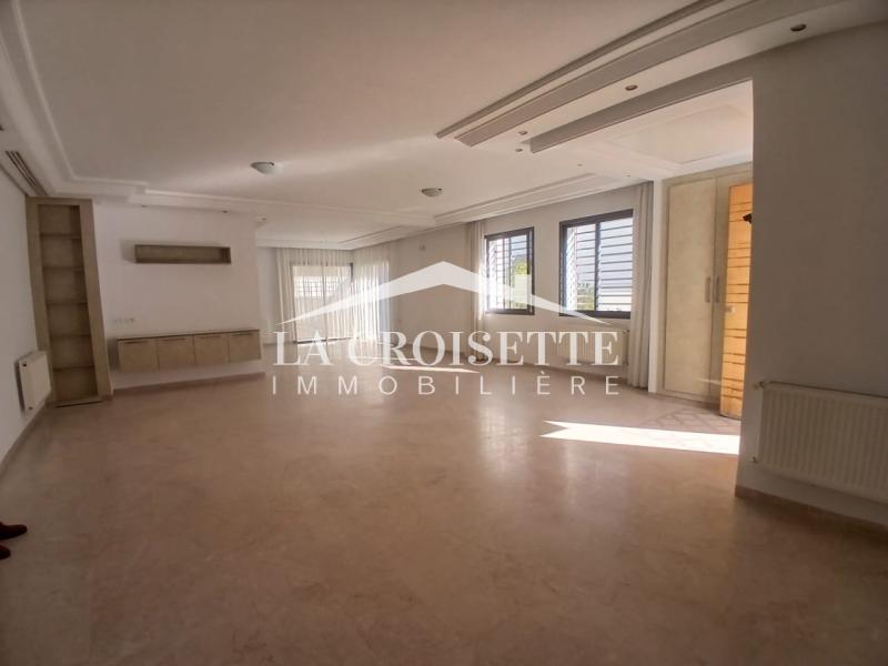 Villa S+5 avec piscine au Lac 2