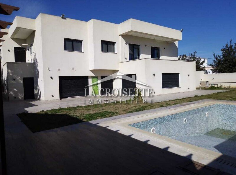 villa haut standing avec grand jardin et piscine à la soukra