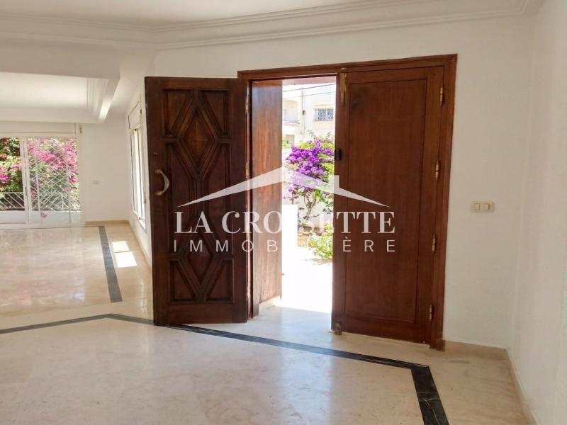 Villa S+6 avec piscine à Gammarth 