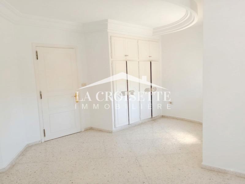 Villa S+6 avec piscine à Gammarth 