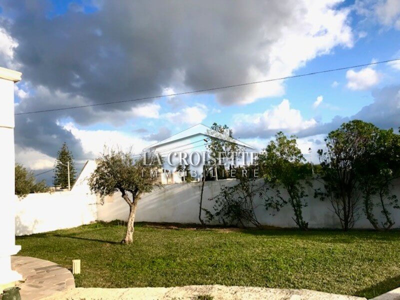  Villa S+4 meublée à la Soukra  