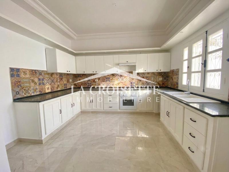 Villa S+5 avec piscine à Gammarth 