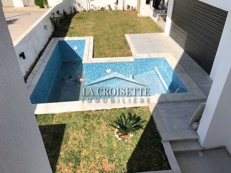 Villa S+5 avec piscine à Gammarth