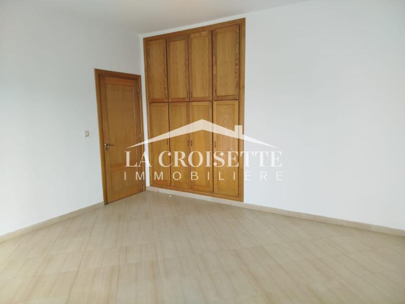 Villa S+4 avec jardin et piscine à La Marsa