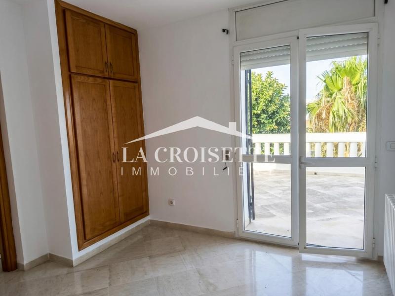 Villa S+4 avec jardin et piscine à La Marsa