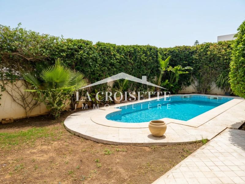 Villa S+4 avec jardin et piscine à La Marsa