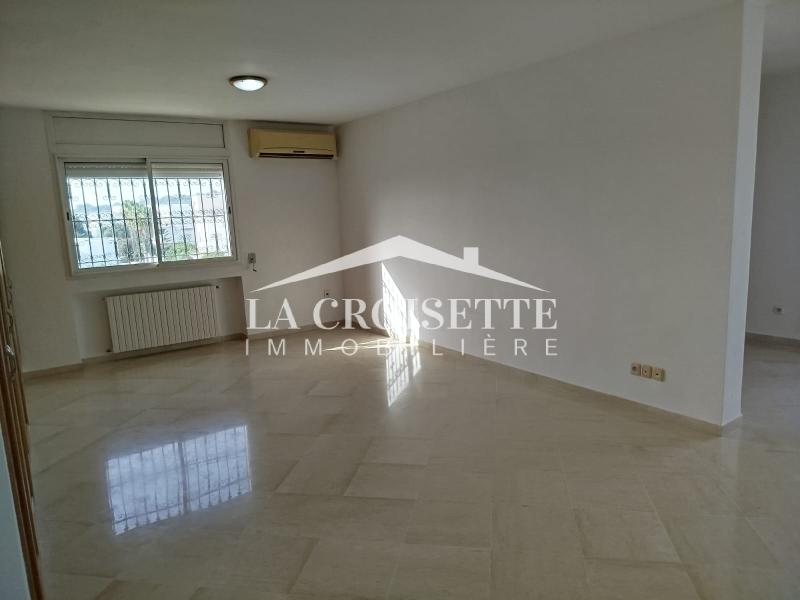 Villa S+4 avec jardin et piscine à La Marsa