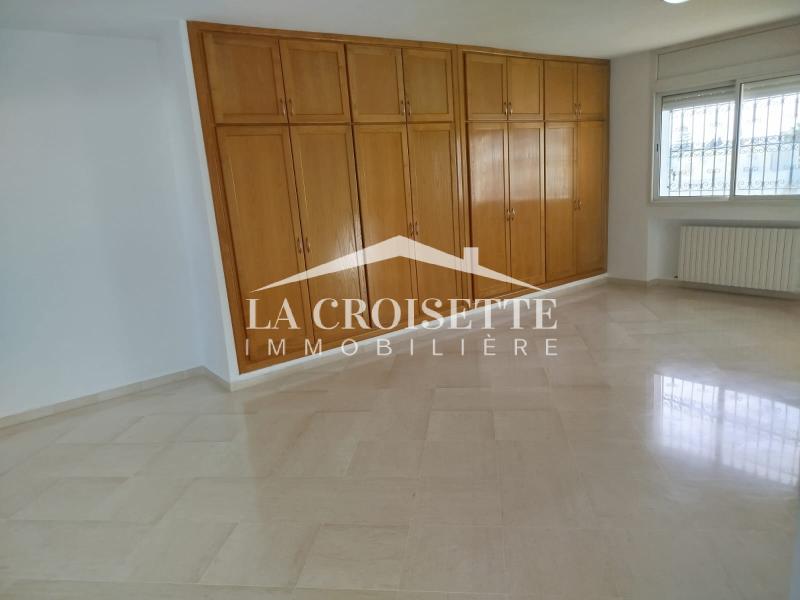 Villa S+4 avec jardin et piscine à La Marsa