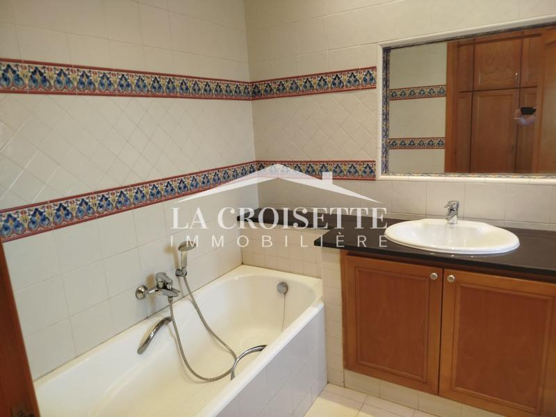 Villa S+4 avec jardin et piscine à La Marsa