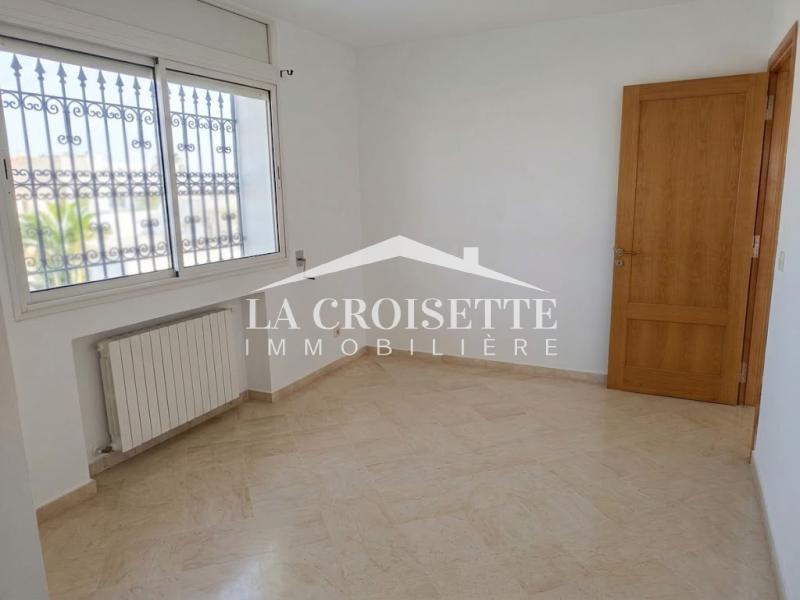 Villa S+4 avec jardin et piscine à La Marsa
