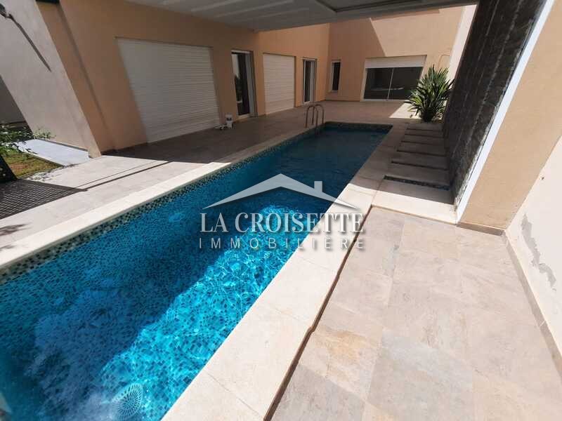 Villa S+5 avec piscine à La Soukra