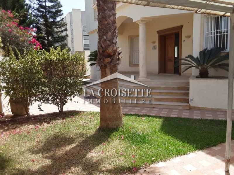 Villa S+6 avec piscine à Gammarth