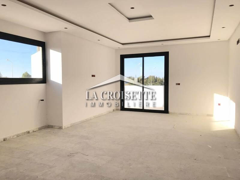 Une villa S+9  haut standing avec piscine à La Soukra