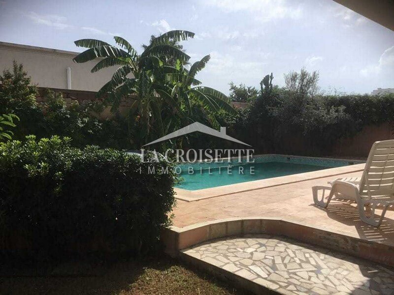 Une villa S+4 avec piscine à La Soukra
