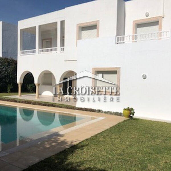 Une villa S+5 avec piscine à La Marsa