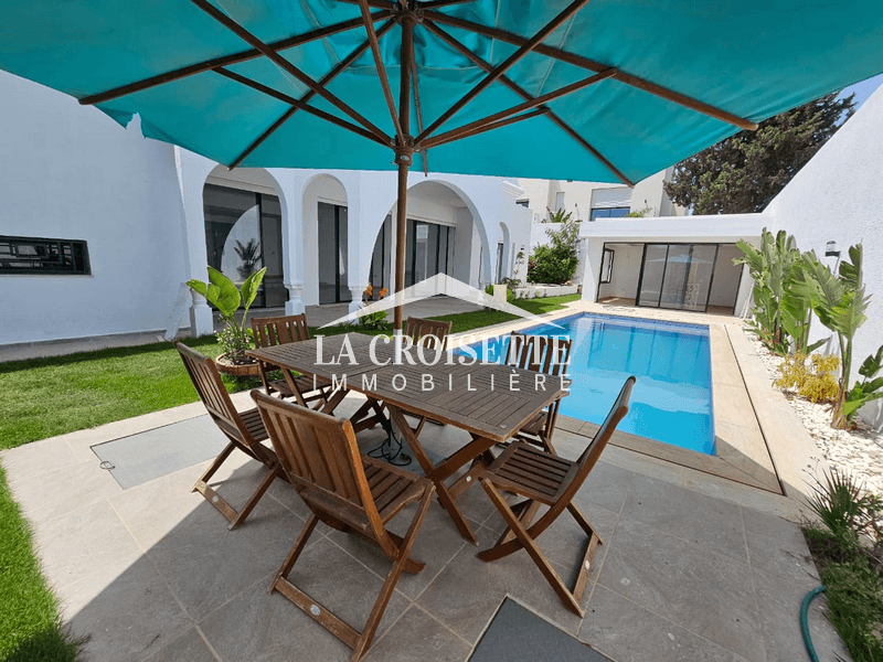 Villa plain pied S+4 avec piscine à La Soukra