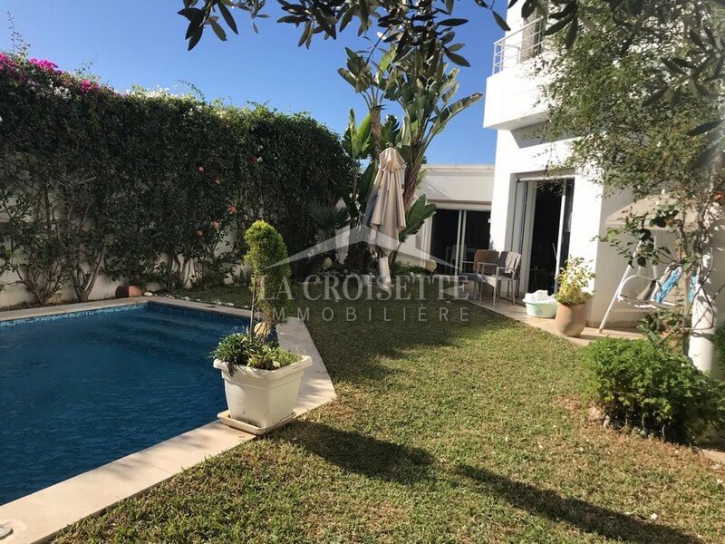 Villa S+4 avec piscine à Ain Zaghouan Nord 