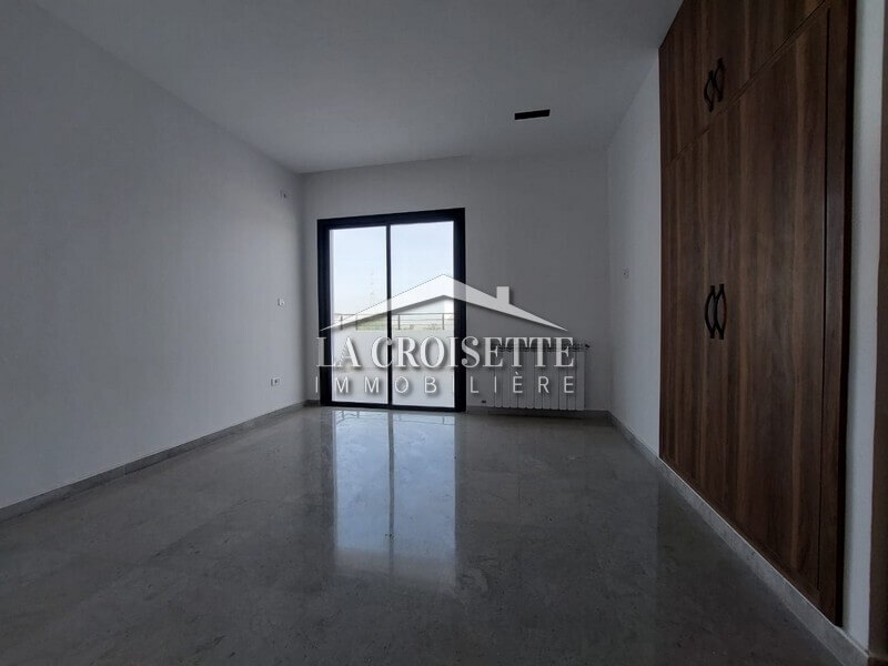 Villa S+4 jamais habitée à La Soukra 