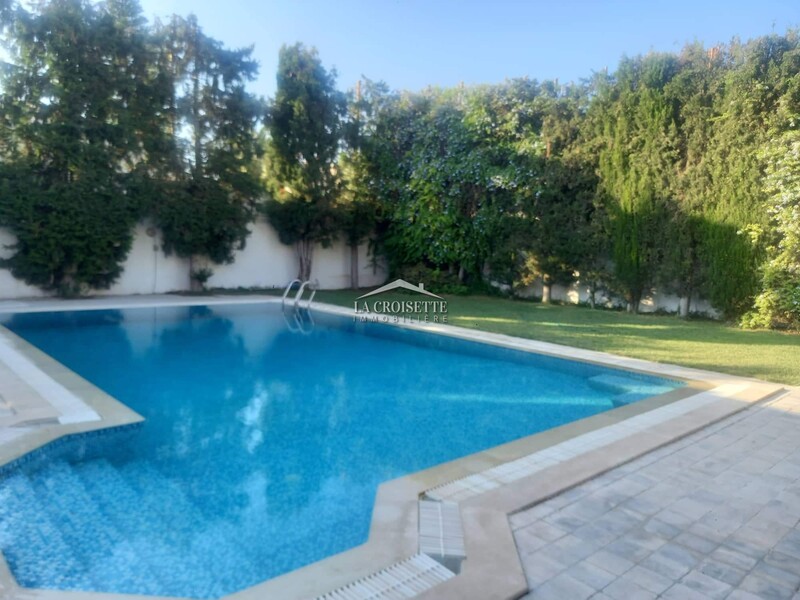 Villa S+5 plain pied avec piscine à La Soukra
