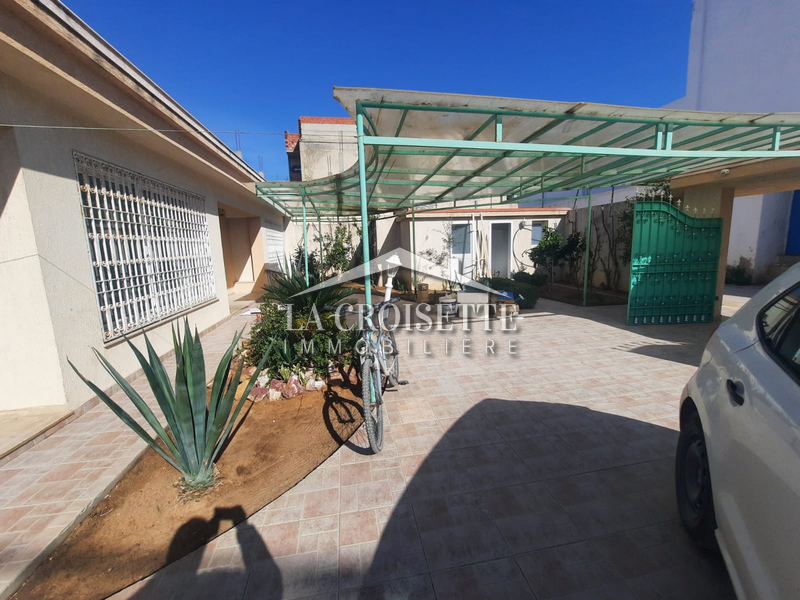 Villa S+4 plain pied avec piscine à Ain Zaghouan Nord