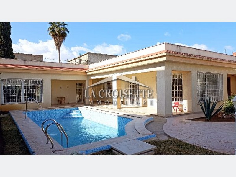 Villa S+4 plain pied avec piscine à Ain Zaghouan Nord