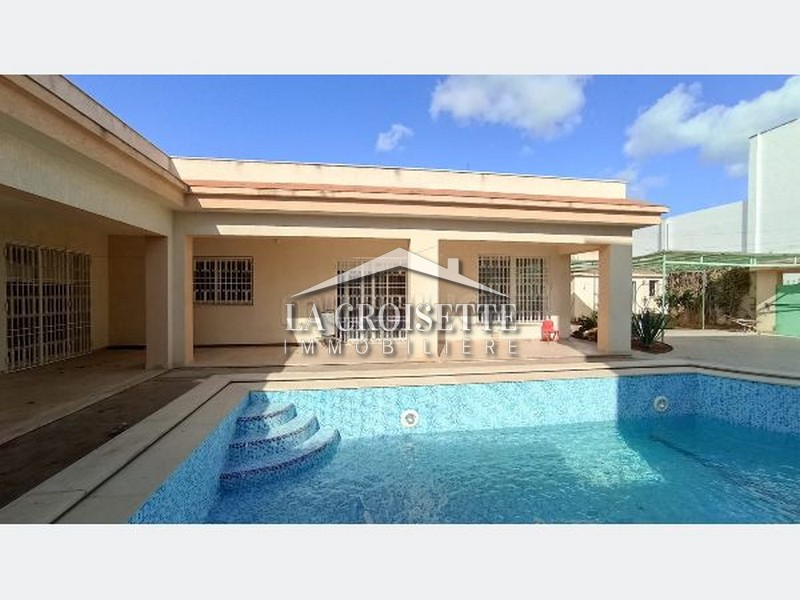 Villa S+4 plain pied avec piscine à Ain Zaghouan Nord