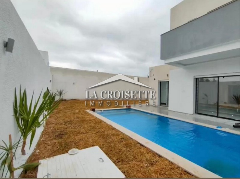 Villa S+4 avec piscine à La Soukra