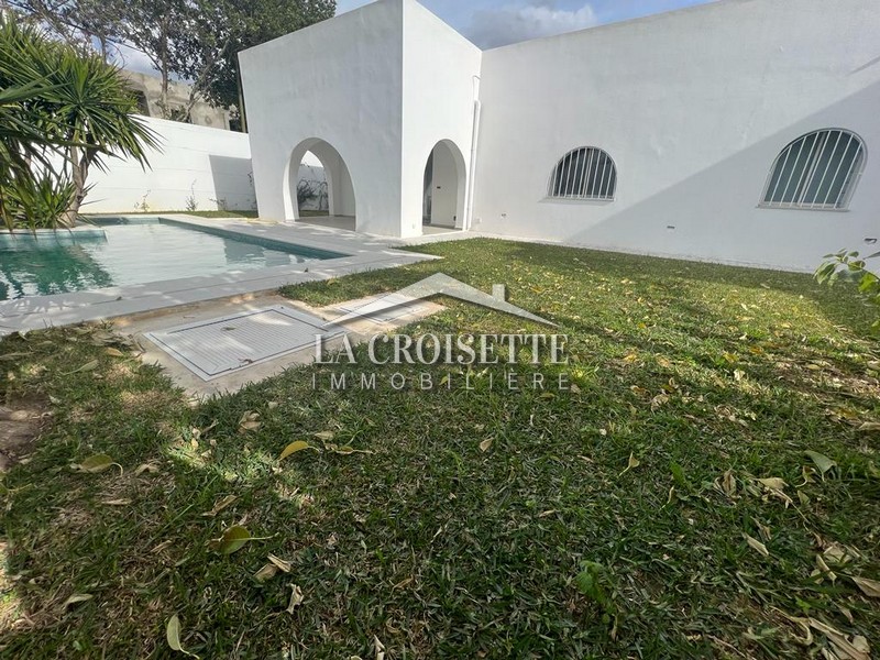 Villa plain pied S+3 avec piscine à La Soukra
