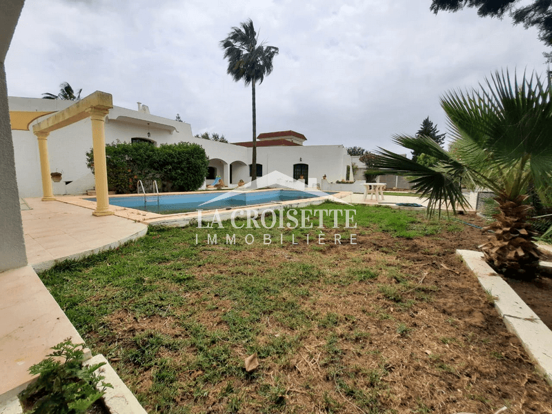Villa S+5 avec piscine à La Soukra