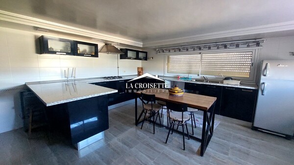 Villa meublée S+4 avec loft indépendant et piscine couverte aux Jardins de Carthage