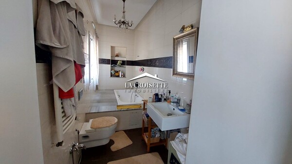 Villa meublée S+4 avec loft indépendant et piscine couverte aux Jardins de Carthage