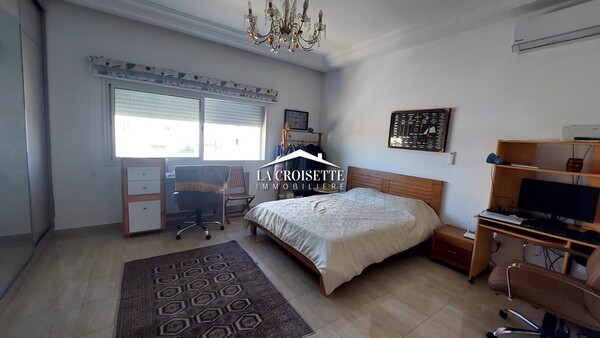 Villa meublée S+4 avec loft indépendant et piscine couverte aux Jardins de Carthage