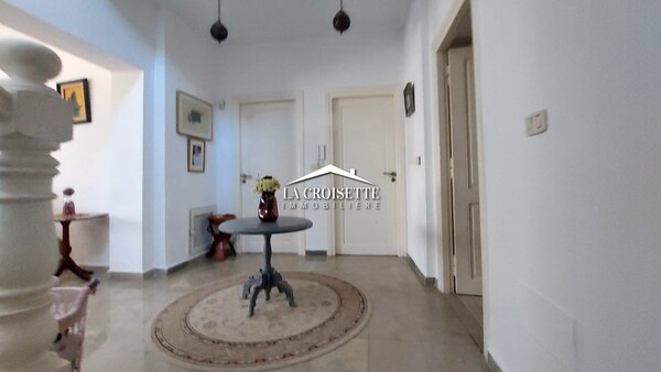 Villa meublée S+4 avec loft indépendant et piscine couverte aux Jardins de Carthage