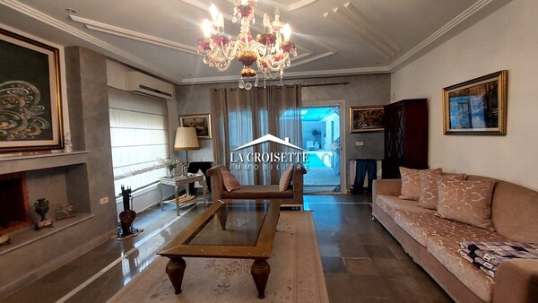 Villa meublée S+4 avec loft indépendant et piscine couverte aux Jardins de Carthage