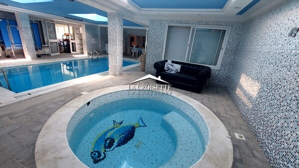 Villa S+4 avec loft indépendant et piscine couverte aux Jardins de Carthage